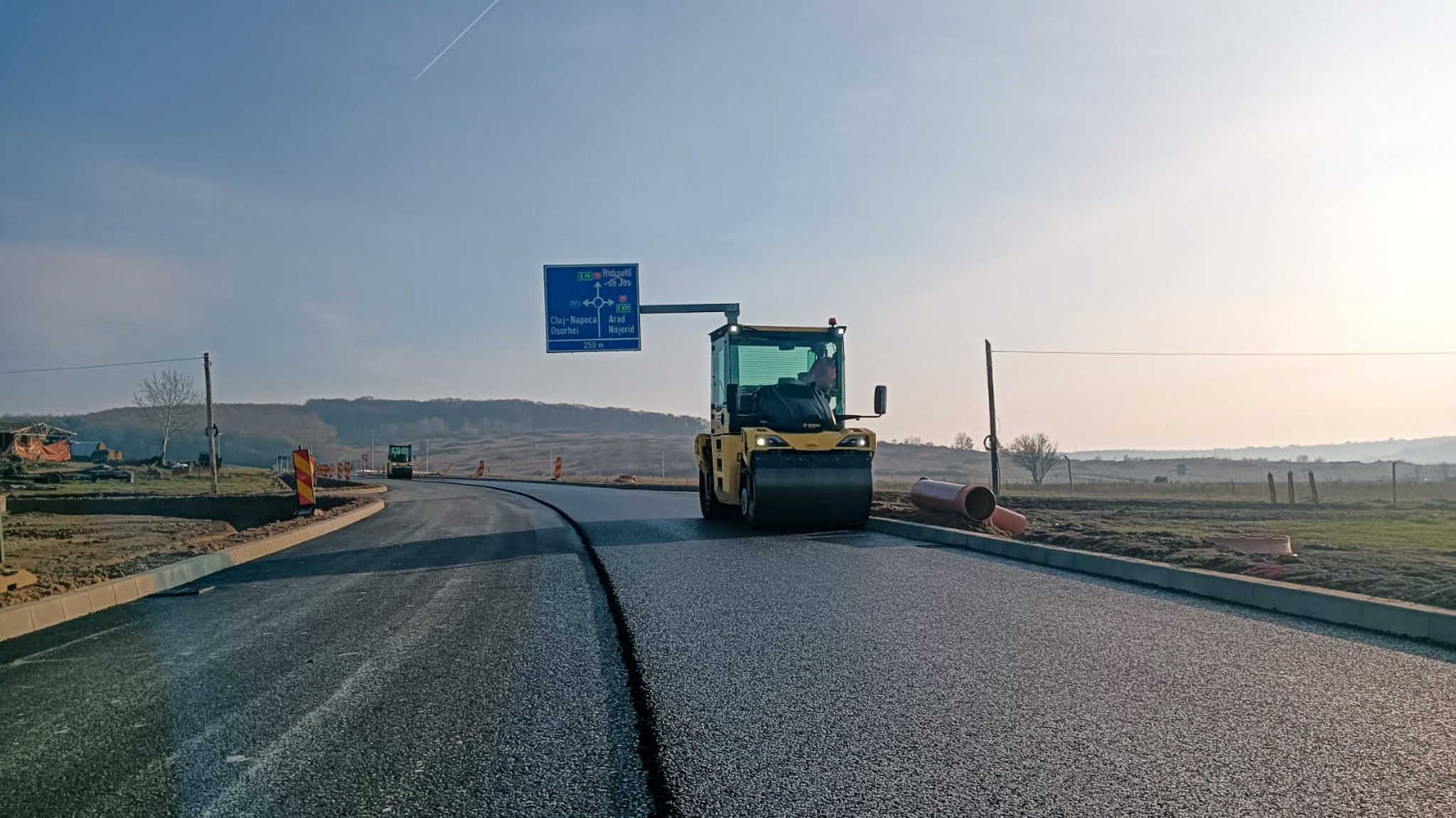 A început turnarea stratului final de asfalt pe drumul de legătură dintre Inelul Metropolitan Oradea și Centura Sânmartin