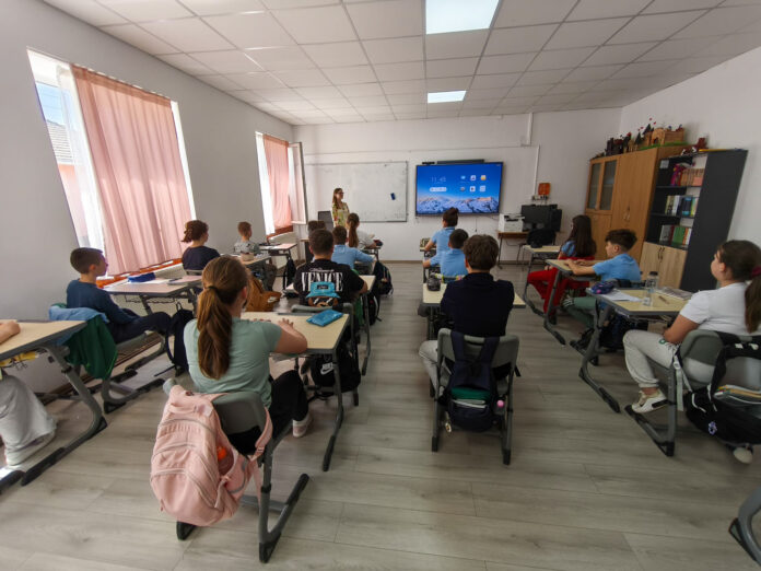 Școli dotate_fonduri_europene_Bihor (1) Școală dotată cu tablă inteligentă și mobilier nou - Bihor
