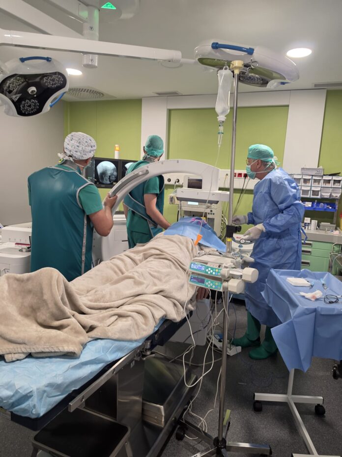 Echipa medicală în timpul unei cordotomii percutane la CLINICUM Oradea, județul Bihor