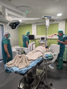 Echipa medicală în timpul unei cordotomii percutane la CLINICUM Oradea, județul Bihor